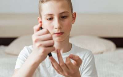 DIABETES MELLITUS EN NIÑOS Y ADOLESCENTES COMPLICACIONES CRÓNICAS Y ENFERMEDADES ASOCIADAS